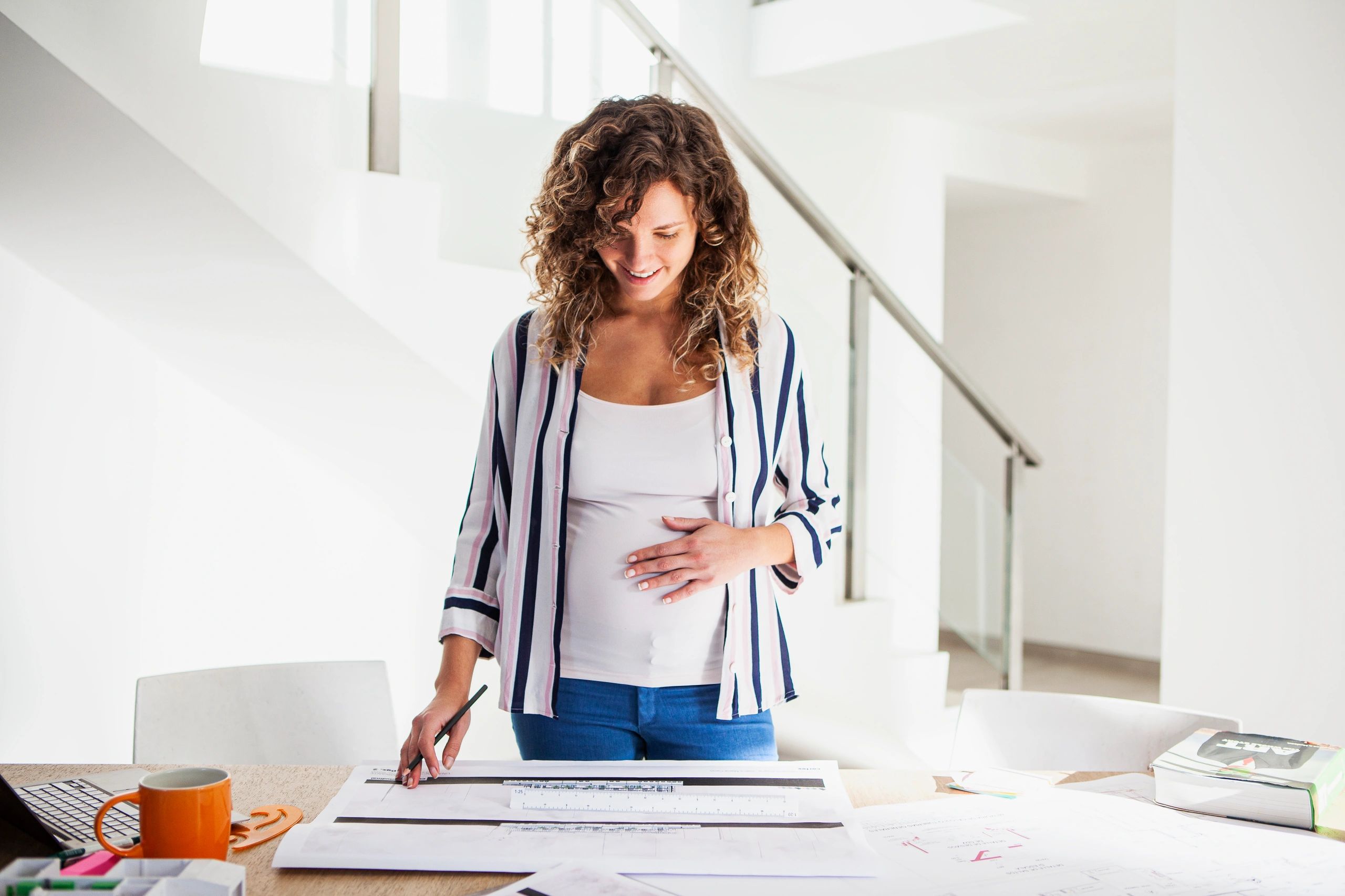 Working parent in a professional setting, representing reintegration support for organisations