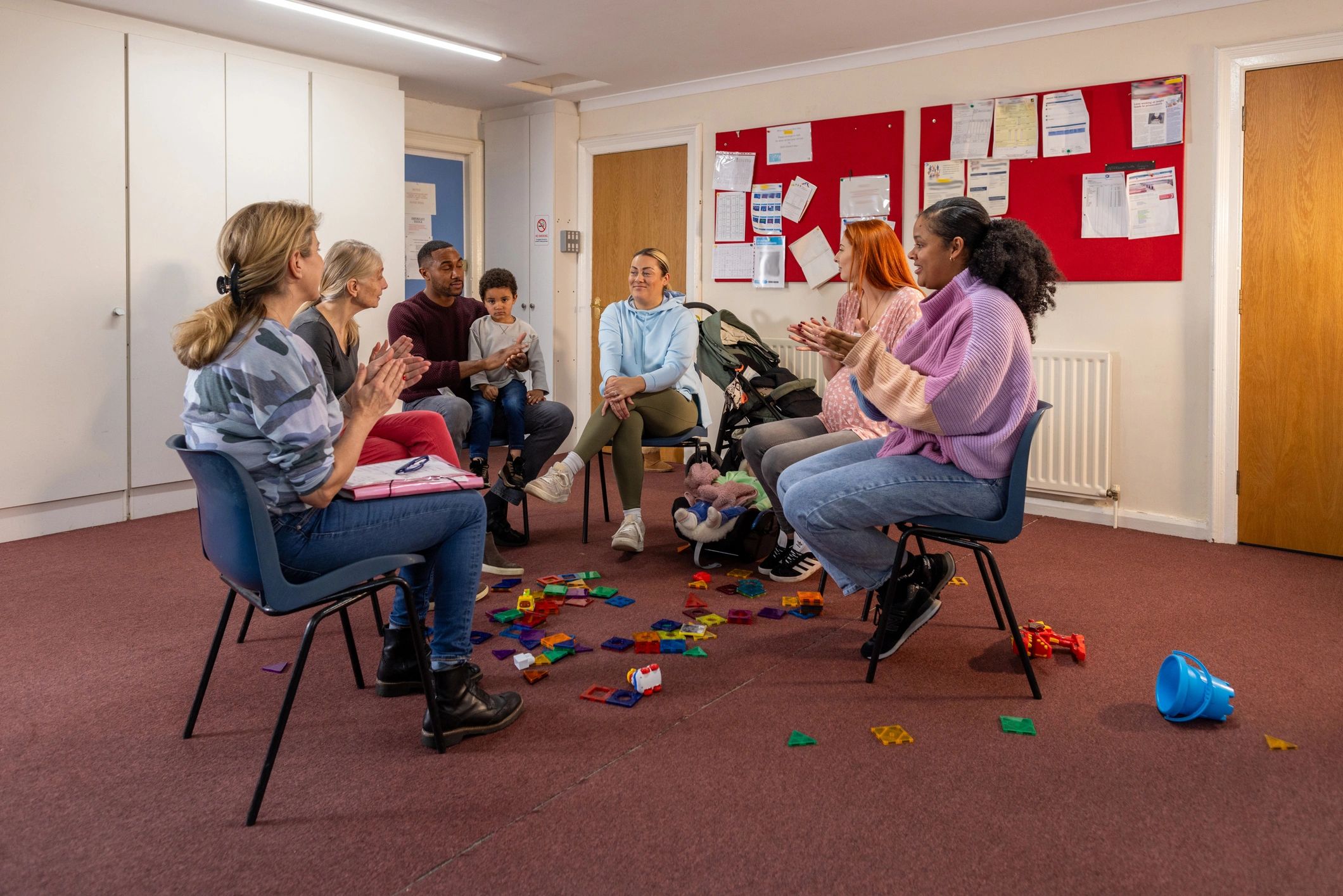 Group coaching session with parents and children in a supportive community setting